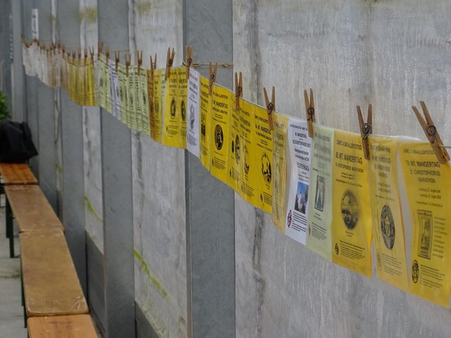Viele Meter lang: Die Folder zu den bislang 70 internationalen Wandertagen, ausgerichtet vom ÖAMTC Allentsteig.