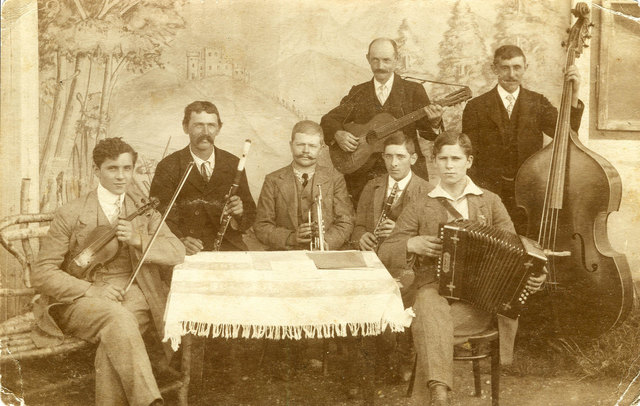 Telfer Hausmusikgruppe/ Tanzkapelle
Personen: Rudolf Dietrich (l.), Johann Neurauter (1887-1969, Pfaffenhofen, 3. v. l.), Rudolf Hagele (1887-1977, Pfaffenhofen, r.) | Foto: Archiv Dr. Stefan Dietrich