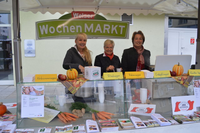 Die Vorsitzende des Bäuerinnenbeirates Wels KR Anita Straßmayr (rechts) und ihr Team beim Aktionstag am Wochenmarkt Wels.