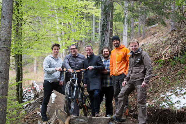 Bei der Besichtigung zum Baustart des Arzler Alm Trails (v.l.): Patrick Meraner (Obmann MIT), Stadtrat Franz X. Gruber, Vizebürgermeister Christoph Kaufmann, Max Schmidt (MIT), Bauleiter Benni Purner, und Projektleiter Albuin Neuner vom städtischen Amt für Land- und Forstwirtschaft | Foto: IKM/Lercher