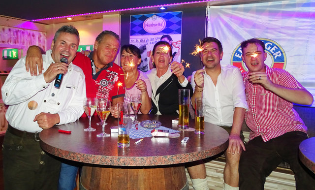 Chrissi, Alex, Michaela, Susi, Lars und DJ Wackeldackel