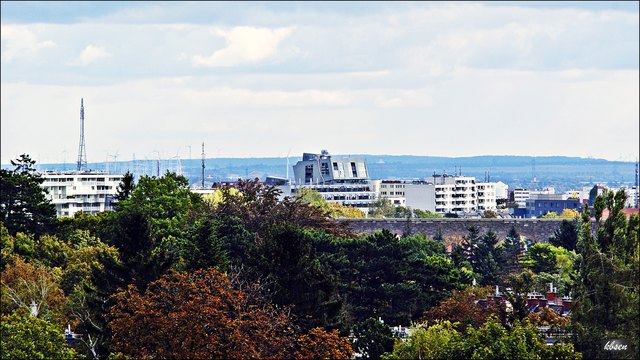 Im Zentrum das Einkaufszentrum Riverside in Liesing und das Aquädukt der 1. Wr. Hochquellwasserleitung