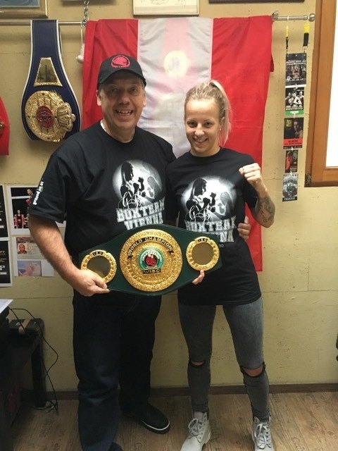 Stolz und glücklich: Eva Voraberger mit ihrem Trainer Peter Pospichal. | Foto: Boxteam Vienna