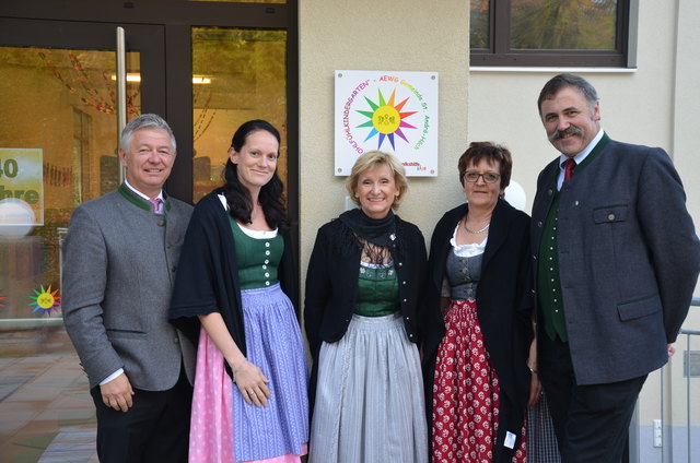 Das Team des Wohlfühlkindergartens mit Bgm. Rudolf Stiendl (r.) und Peter Tschernko.