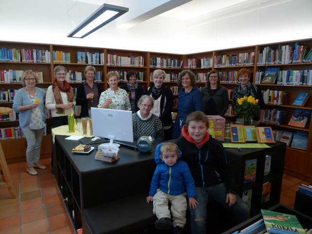 Knapp 100 Besucher kamen zur Wiedereröffnung der Bücherei. | Foto: Privat