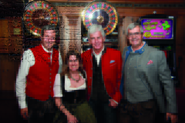 v.l.n.r. Direktor Robert Frießer, Trachten Loisel Inhaberin Andrea Neuner, Ex-Moderator und Trachtenlabel Inhaber Frederic Meisner und Seefeld Bürgermeister Werner Frießer. | Foto: Casino Seefeld