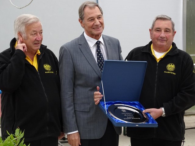 Als bescheidenes Zeichen der Dankbarkeit für 45 Jahre Dienst am Club gab es einen silbernen Teller mit Gravur.