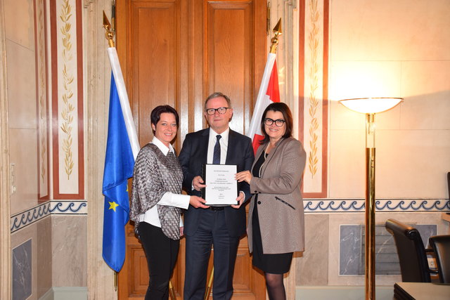 Petition-Übergabe: Bundesrätin Sonja Ledl-Rossmann (li.), Klubobmann Karlheinz Kopf und Nationalrätin Liesi Pfurtscheller. | Foto: ÖVP Klub