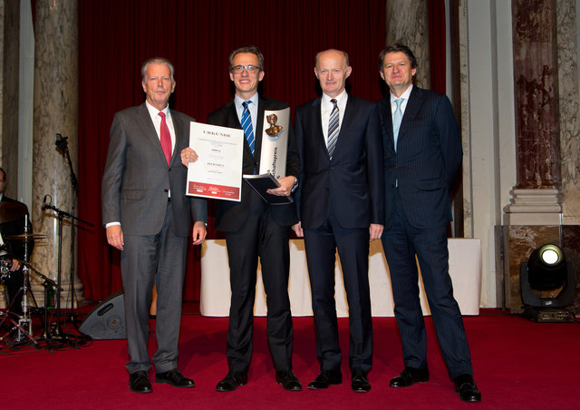 Bildunterschrift: v.l.n.r: Dr. Reinhold Mitterlehner, Vizekanzler und Bundesminister für Wissenschaft, Forschung und Wirtschaft; Dr. Heinz Flatnitzer, Vorstand HR & Corporate Communications ERBER AG; Dr. Franz Gasselsberger, MBA, Generaldirektor der Oberbank; 
Dr. Helmut Brandstätter, Chefredakteur, Herausgeber Kurier. | Foto: feelimage/Felicitas Matern