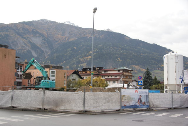 Die Alpenländische errichtet derzeit in Perjen ein neues Wohn- und Geschäftsgebäude. Die Tiefgaragenplätze sind der SPÖ und den Grünen zu teuer.