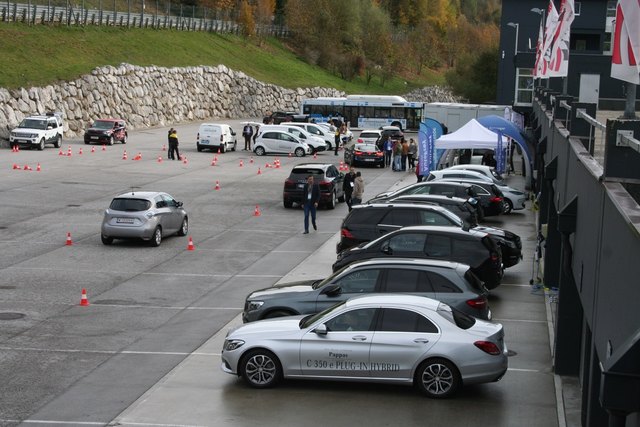 Am Montag, 24. Oktober, bekamen rund 80 Unternehmer und Freiberufler die Möglichkeit, alle derzeit am Markt verfügbaren Elektroautos am Salzburgring zu testen. | Foto: Hypo Salzburg/Plenos
