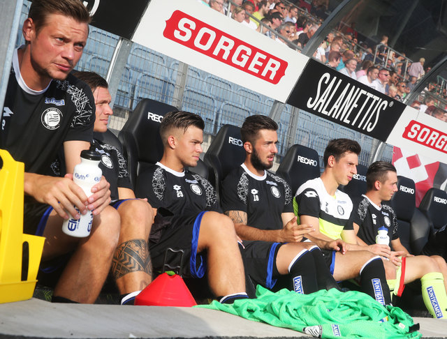 Bankdrücker: Kienasts Stammplatz in der heurigen Saison. | Foto: GEPA
