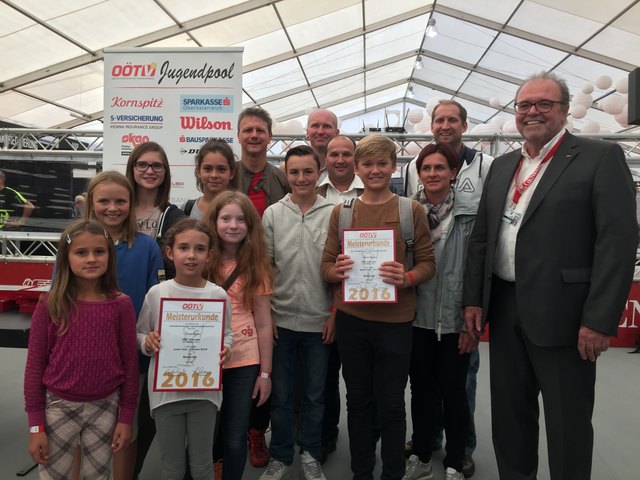 Im Bild sehen wir die Kinder und Jugendlichen des USC Attergau mit Funktionären und OÖTV-Präsident Hans Sommer. Wir sind stolz auf unsere starke Jugend!