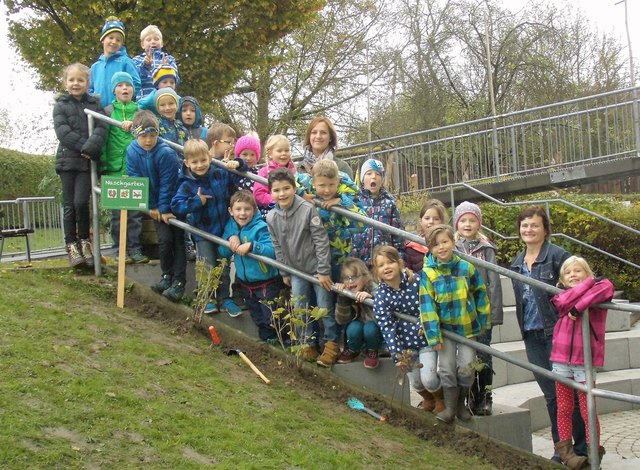 Naschgarten: Bezirksbäuerin-Stv. Maria Graf und Bettina Helmberger mit den Kindern beim Pflanzen .