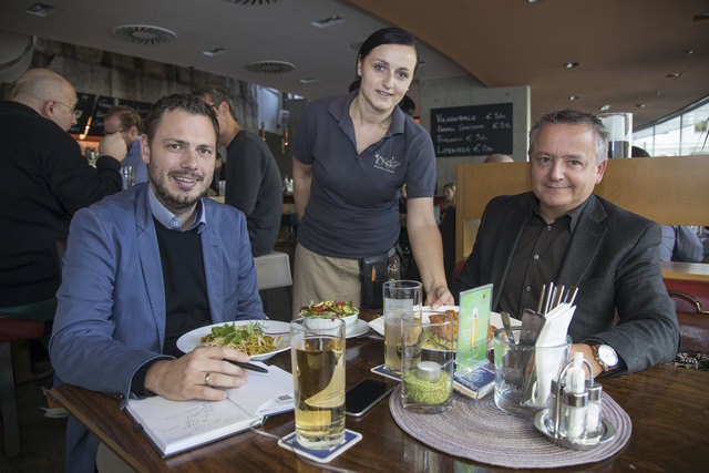 Richtig gut: Bei Elma und dem Team vom "Rondo" fühlten sich Gerald Zimmermann (r.) und Marcus Stoimaier bestens aufgehoben.
