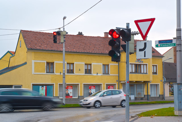 Die Kreuzung der B17 mit der Bahnstraße wird noch analog geregelt. Das harmoniert nicht mit dem Rest des Systems.