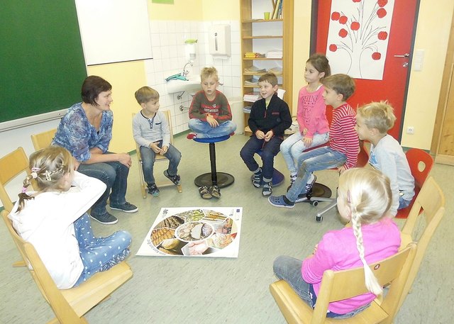 Vom Korn zum Brot: Bezirksbäuerin-Stv. Maria Graf mit den Schulkindern.