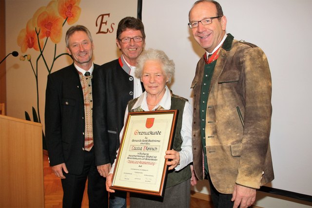 Werner Kahr, Josef Birnstingl und Franz Moritz vom Gemeindevorstand überreichten eine Ehrenurkunde an Cäcilia Pfennich, Buchautorin, Gemeindebäuerin und ehemalige Gemeinderätin anlässlich ihres 80. Geburtstages