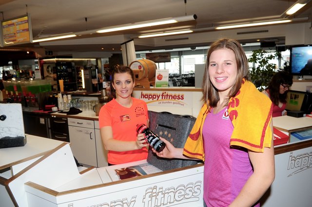 Alltag im Happy Fitness: Olympiaschützin Olivia Hofmann an der Rezeption – Judo-Star Bernadette Graf beim Training!