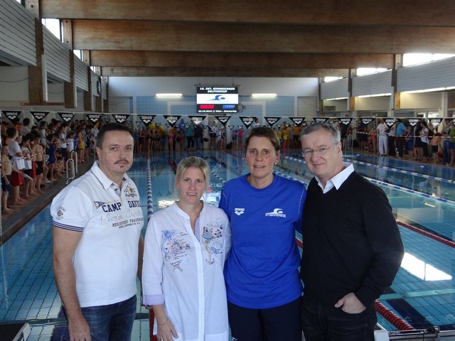 Die Spender vor der Anzeigetafel: Ernst Holzmann, Bezirksvize Katharina Krammer, Organisatorin Ulli Dittrich und Thomas Reindl. | Foto: SV Simmering