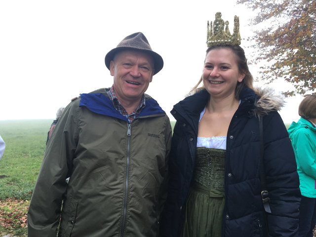 Sternwanderung auf den Hausberg              Bezirkshauptmann Reinhold Mayer mit der Heukönigin Magdalena | Foto: Landwirtschaftskammer Salzburg