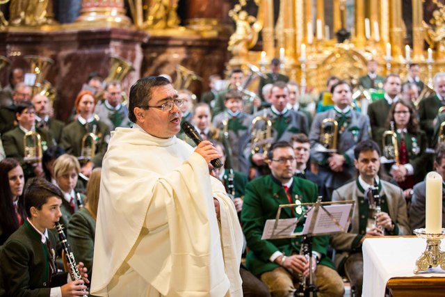 Der Administrator von Stift Rein, Pater Benedikt Fink, sang bei der Stiftermesse beeindruckend das Salve Regina. | Foto: Höfler