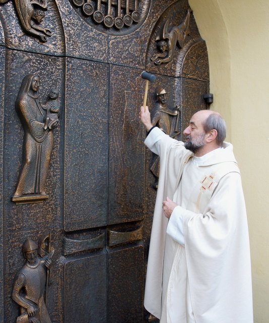 Pfarrer Padinger klopft an die Pforte der Kirche