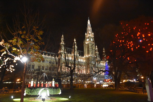 Ab 11. November werden am Rathausplatz wieder Punsch und Lebkuchen angeboten. | Foto: Franziska Dostal
