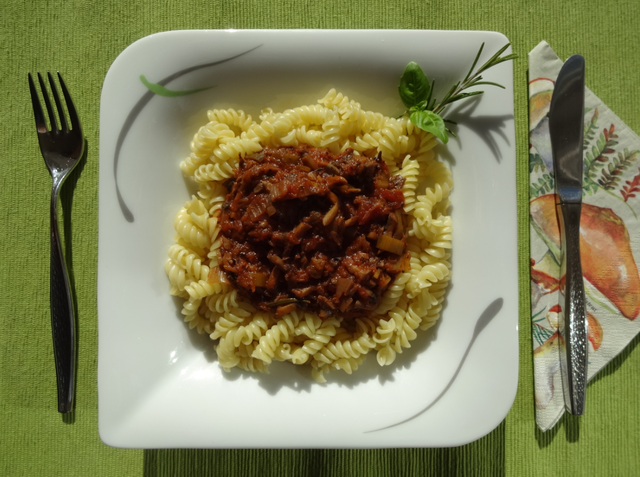 Pilz-Bolognese auf Spirelli
