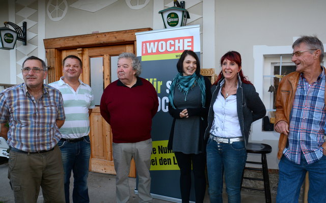 Ein wenig plaudern vor dem Gruppenfoto .