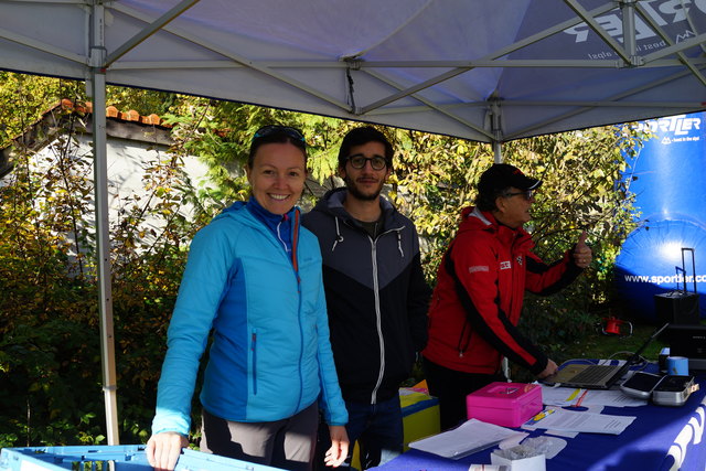Katja und Alex (beide Sportler) halfen beim Start tatkräftig mit.