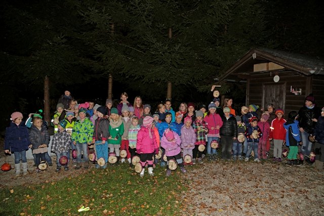Die selbst geschnitzten Rüben leuchten in der dunklen Oktobernacht