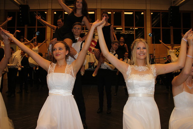 Feierliche Polonaise mit den Maturanten.