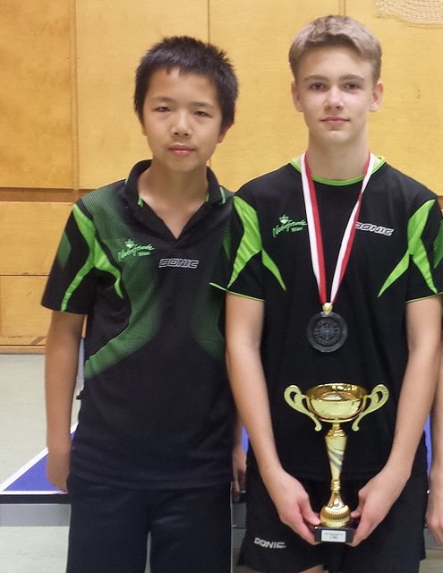 Eric Tang (Bronzemedaille Einzel U13) und Benjamin Brunner (Sieger Doppel U15)