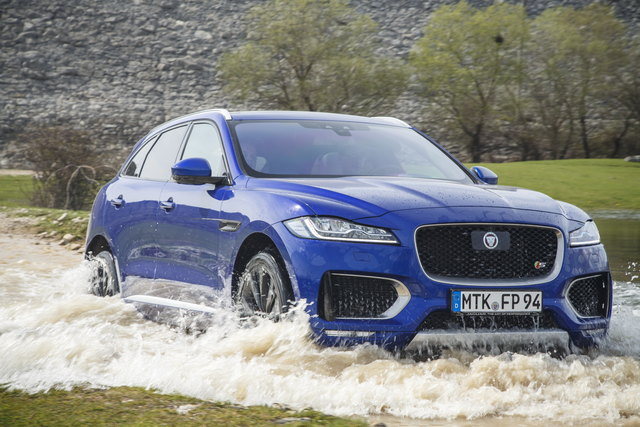 Der Jaguar F-Pace bietet mehr als genug Platz für bis zu fünf Passagiere samt Gepäck – und guten Komfort bei überaschend agilem Fahrverhalten für ein knapp zwei Tonnen schweres SUV. | Foto: Jaguar