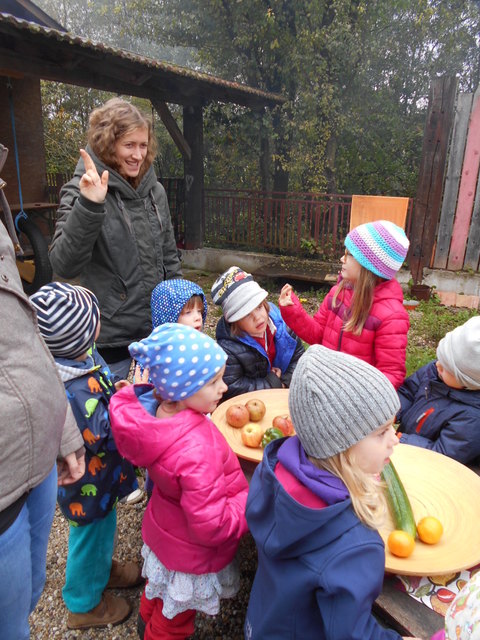 Herbstfest im Mandala-Kindergarten mit Kartoffelfeuer und Obsttheater