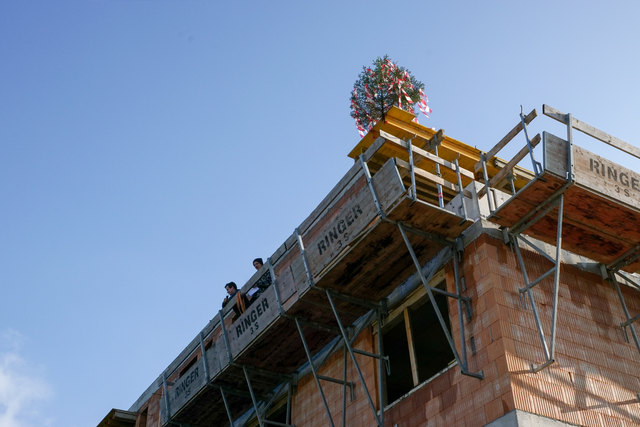 Die Lehrlinge Stefan Kopp und Lukas Schranz hatten die ehrenvolle Aufgabe auf die fertiggestellte Bauphase zu trinken und die Gläser zu zerschmettern