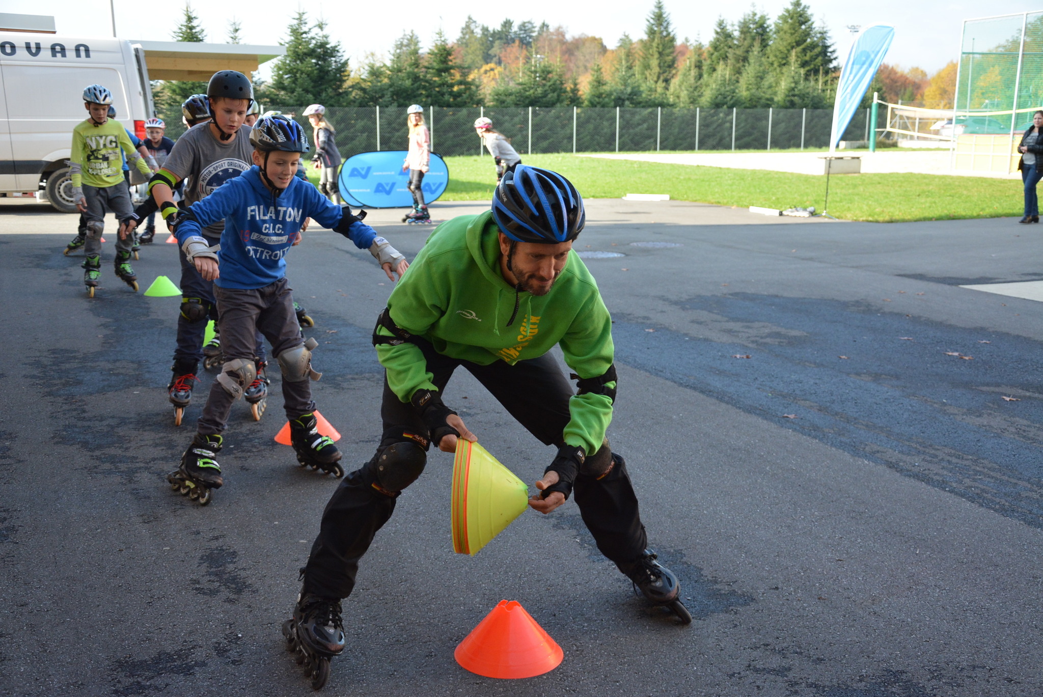 Schüler lernen sicheres Inline Skaten Graz