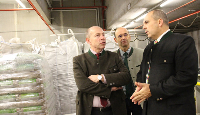 Solan-GF Thomas Schmalwieser führt Bgm. Karl Kaser und LR Max Hiegelsberger durch den Betrieb (v.re.). | Foto: ÖVP Wels-Land