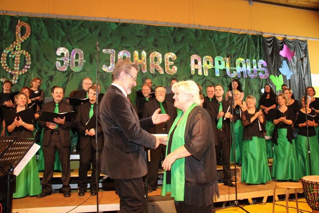 Bgm. Engelbert Huber beglückwünschte Gerlinde Hörmann zu ihrem großartigen Chor. | Foto: Cescutti