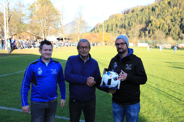 Obmann Christian Matt, Geschäftsstellenleiter Peter Hergel (BEZIRKSBLÄTTER) und Trainer Alexander Kregar (v.l.).