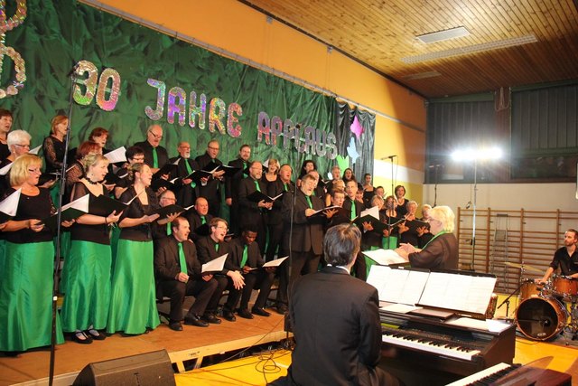 Michael Wasserfalle begleitete am Piano den jubilierenden Chor. | Foto: Cescutti