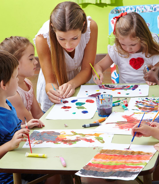 Pro Kindergartengruppe gibt es in Wels nur noch eine Pädagogin, die von einer Helferin unterstützt wird. | Foto: Robert Kneschke/Fotolia