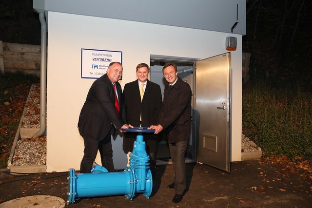Gemeinderat Heinz Ahrer, Bürgermeister Kurt Wallner und Stadtwerke-Direktor Ronald Schindler bei der Eröffnung der Druckerhöhungsanlage für den Veitsberg.