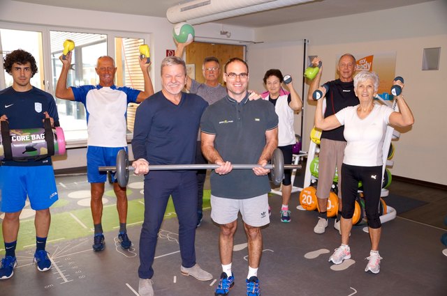 Die Bodyland-Mitglieder stehen hinter ihrem Manuel Auer (vorne re.). Auch Fitnessstudio-Inhaber Stefan Würnitzer gratuliert.