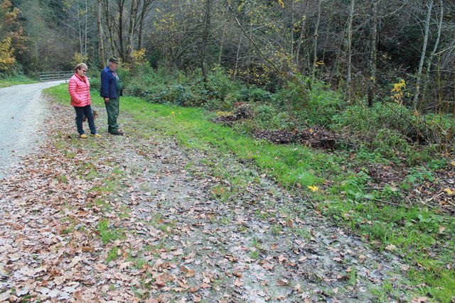 Brigitte und Karl Gußmack an der Stelle, wo es zu den Müllablagerungen kommt