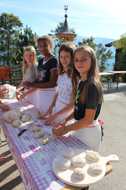 Eifrige Brotbäcker an der Alpenschule Tirol. | Foto: Hofer/Alpenschule Tirol