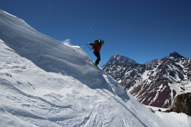Abfahrt vom 4305m hohen Titan hinten der Aconcagua.