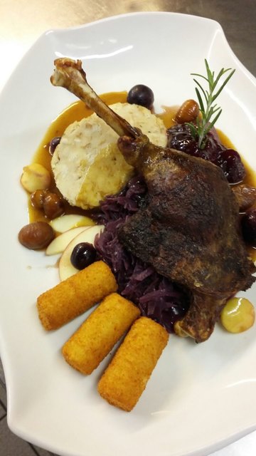 Eine Gänsekeule mit den typischen Beilagen und Saftl | Foto: Kramer