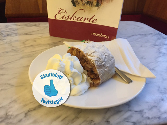 Der Strudel ist geschmacklich sehr gut, die Portion normal – dafür wird aber auch der Preis verlangt (3,80 + 1 € Sahne). Wir haben geriebene Nüsse herausgeschmeckt, etwas Zimt, etwas Rum. Er war nicht zu süß und schmackhaft säuerlich, die Füllung ergiebig. | Foto: Czingulszki